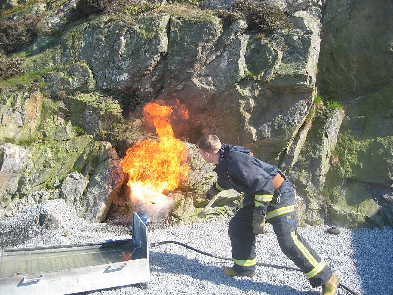 1 april 2008 131.jpg - ...och så här blir det om man försöker släcka brinnande olja med vatten! (Skall kvävas!!!)